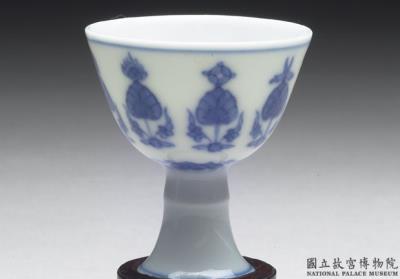 图片[2]-Stem cup with eight treasures in underglaze blue, Qing dynasty, Yongzheng reign (1723-1735)-China Archive